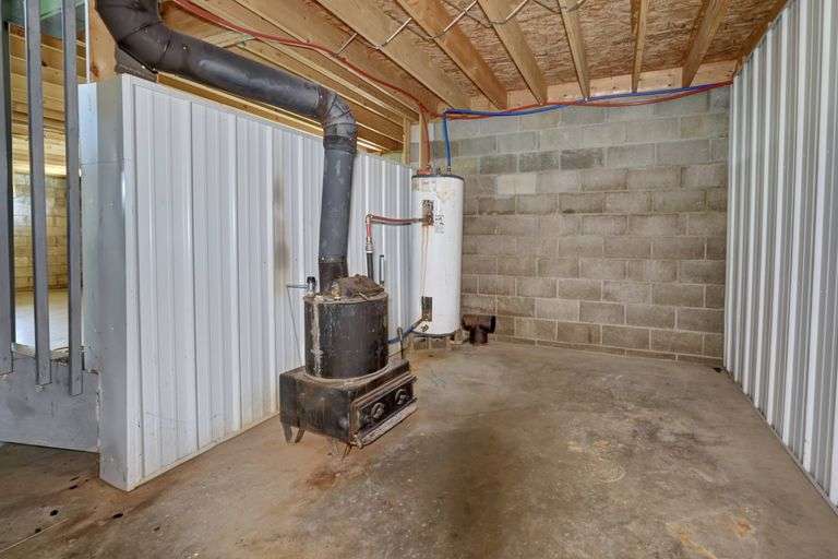 Spacious 6 Bedroom Home & Barn