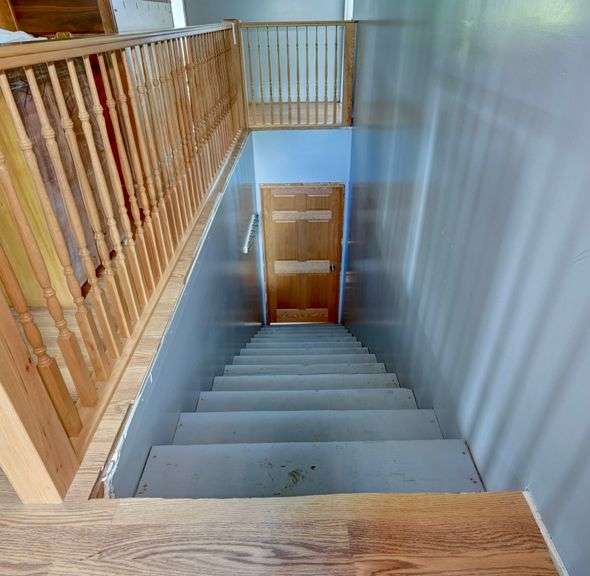 Spacious 6 Bedroom Home & Barn
