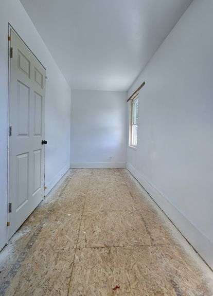 Spacious 6 Bedroom Home & Barn