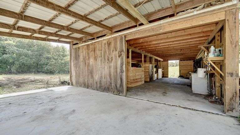 Spacious 6 Bedroom Home & Barn