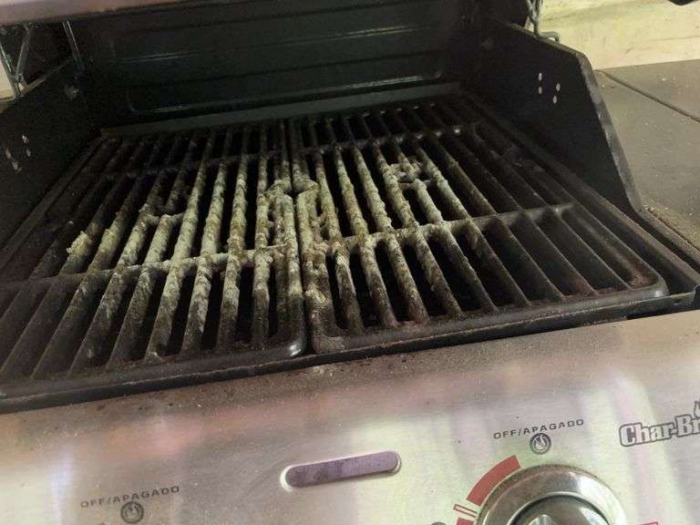 Char-Broil Gourmet grill with propane tank