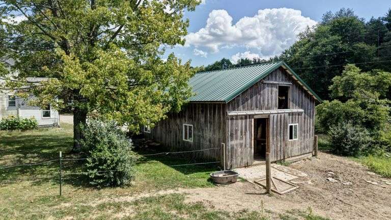 Spacious 6 Bedroom Home & Barn