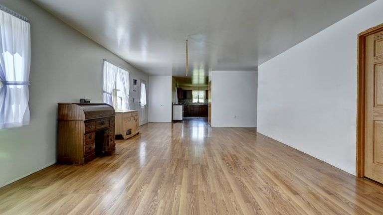 Spacious 6 Bedroom Home & Barn
