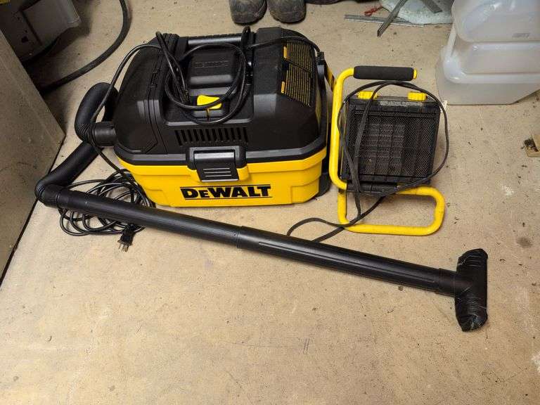 DeWalt 4 gallon wet/dry vac and Holmes work light