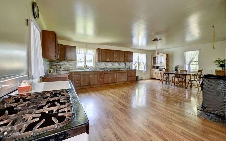 Spacious 6 Bedroom Home & Barn