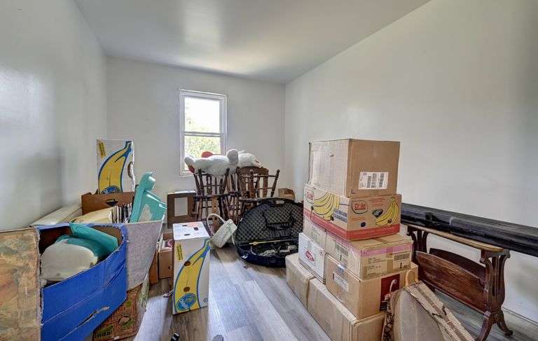 Spacious 6 Bedroom Home & Barn