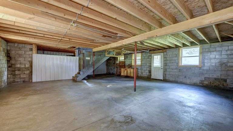 Spacious 6 Bedroom Home & Barn