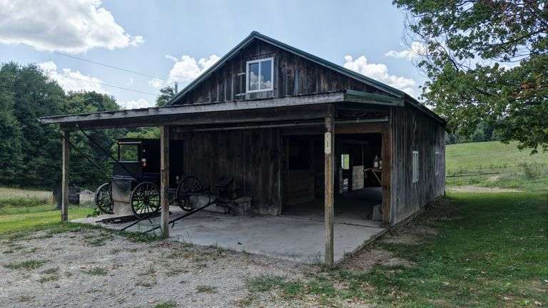 Spacious 6 Bedroom Home & Barn