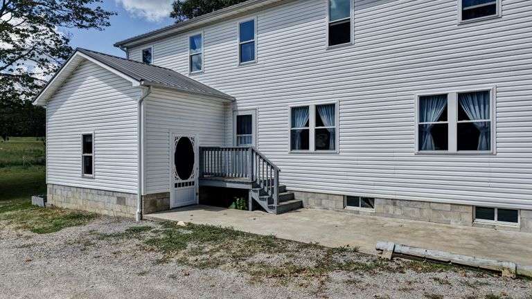 Spacious 6 Bedroom Home & Barn