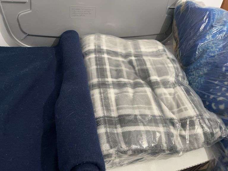 Tote w/ 3 blankets