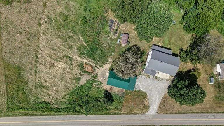 Spacious 6 Bedroom Home & Barn