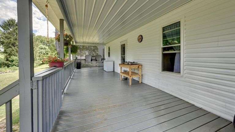 Spacious 6 Bedroom Home & Barn