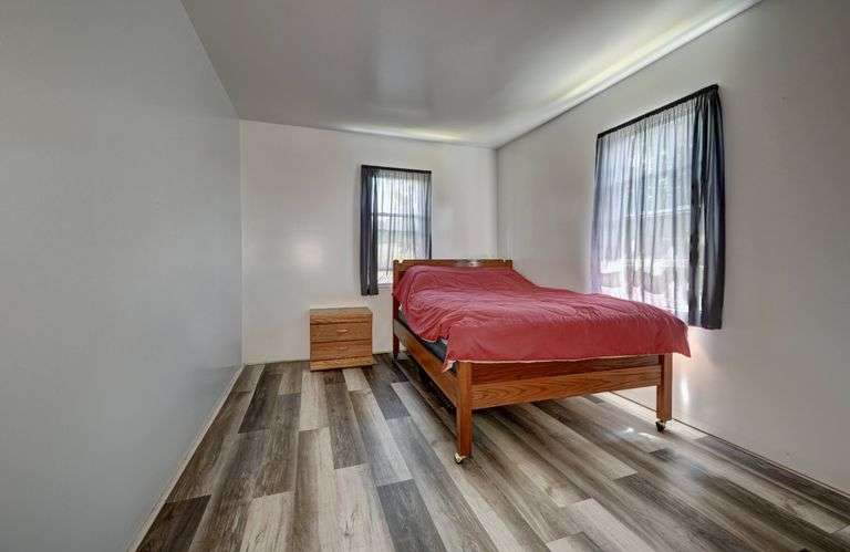 Spacious 6 Bedroom Home & Barn