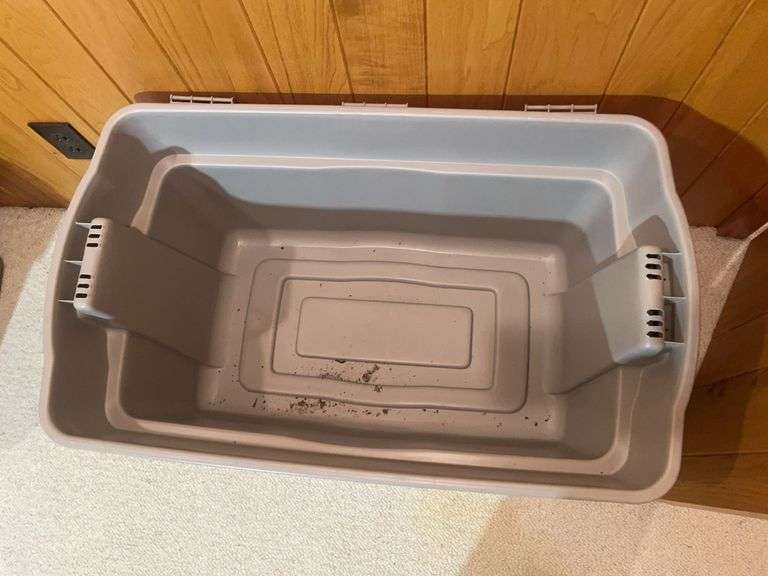 (3) matching Rubbermaid totes with lids