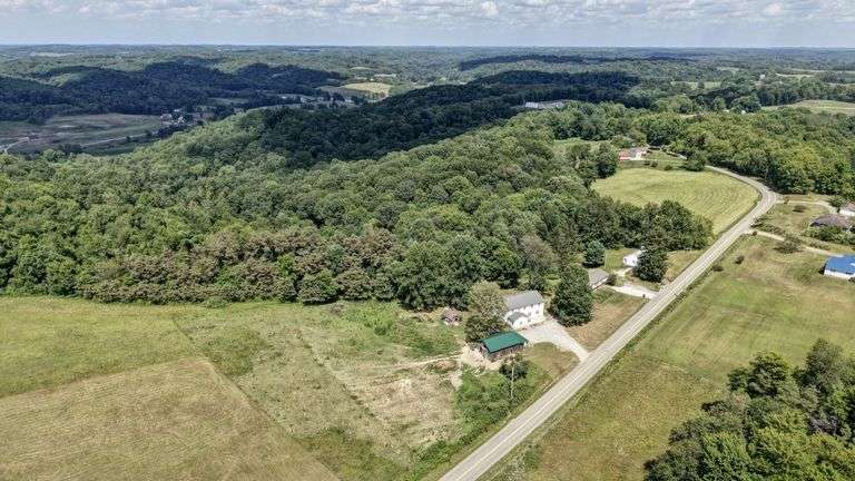 Spacious 6 Bedroom Home & Barn