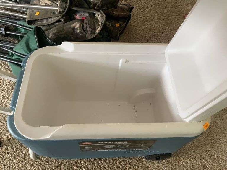 Max Cold 40 qt. Cooler, 4 Foldable Chairs