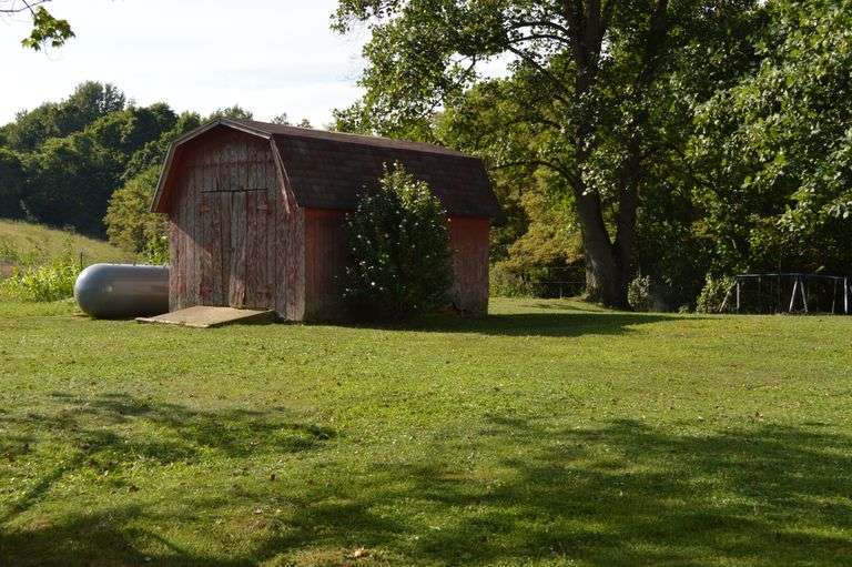 Spacious 6 Bedroom Home & Barn