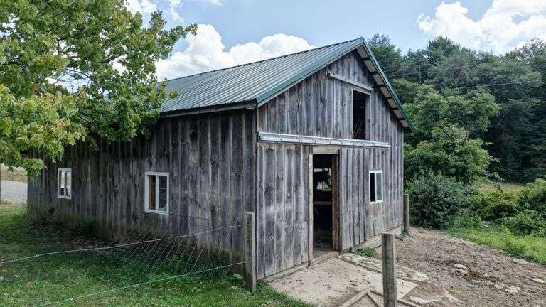 Spacious 6 Bedroom Home & Barn