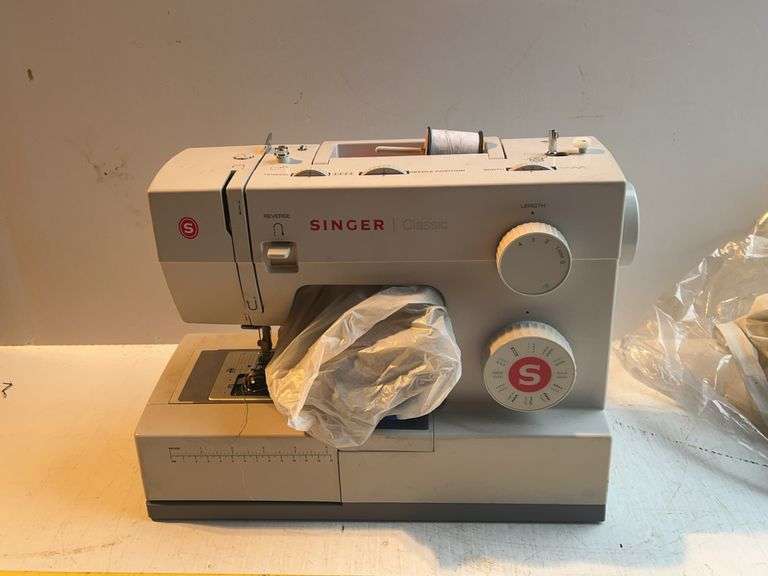 Singer Classic 44S Sewing Machine with Accessories