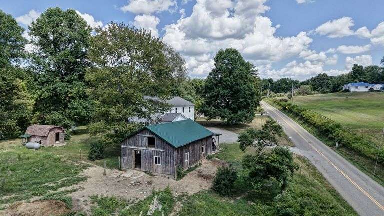 Spacious 6 Bedroom Home & Barn