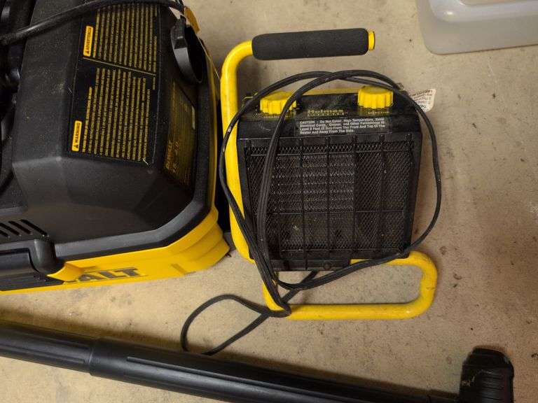 DeWalt 4 gallon wet/dry vac and Holmes work light
