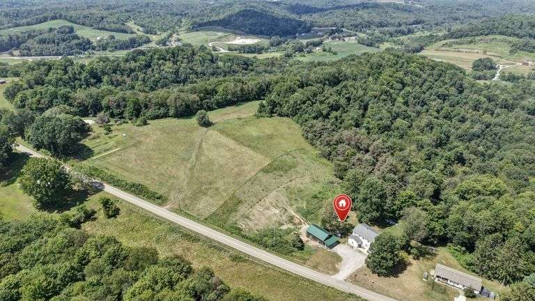 Spacious 6 Bedroom Home & Barn