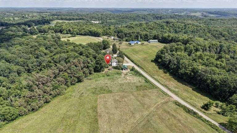 Spacious 6 Bedroom Home & Barn