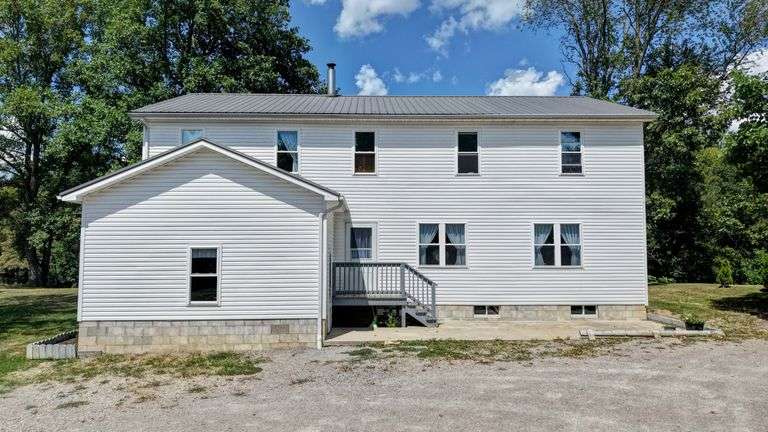 Spacious 6 Bedroom Home & Barn