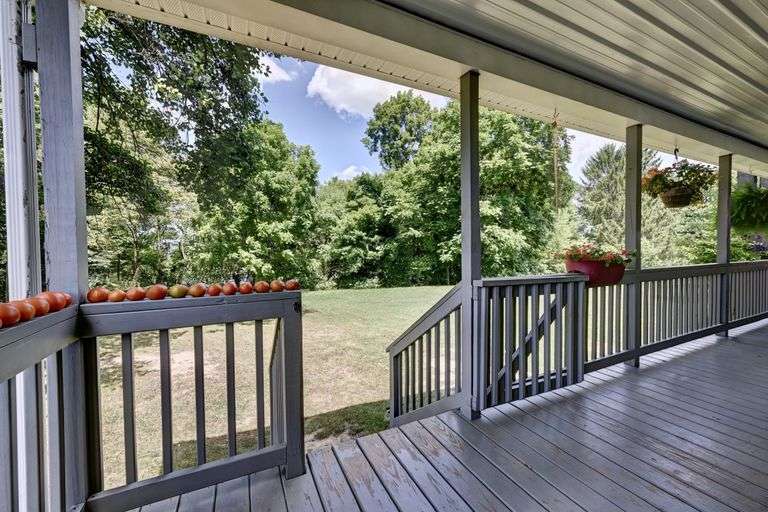 Spacious 6 Bedroom Home & Barn