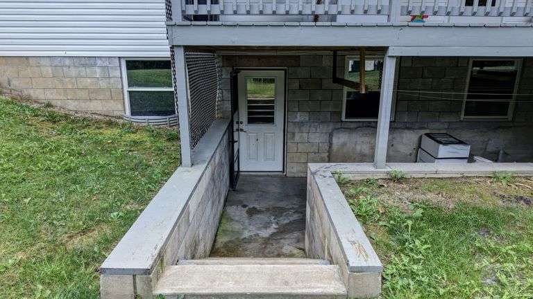Spacious 6 Bedroom Home & Barn