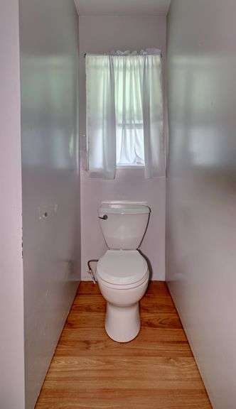 Spacious 6 Bedroom Home & Barn