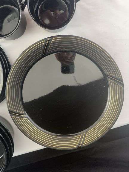 Noa Studio Dish Set *Includes (4) Lg Plates, (4) Md. Plates, (4) Sm Plates, (4) Mugs, and (4) Bowls