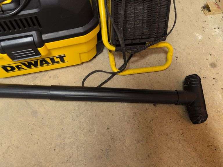 DeWalt 4 gallon wet/dry vac and Holmes work light