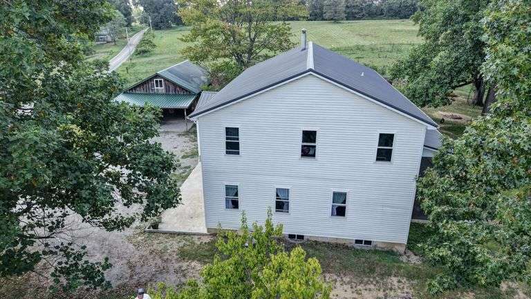 Spacious 6 Bedroom Home & Barn