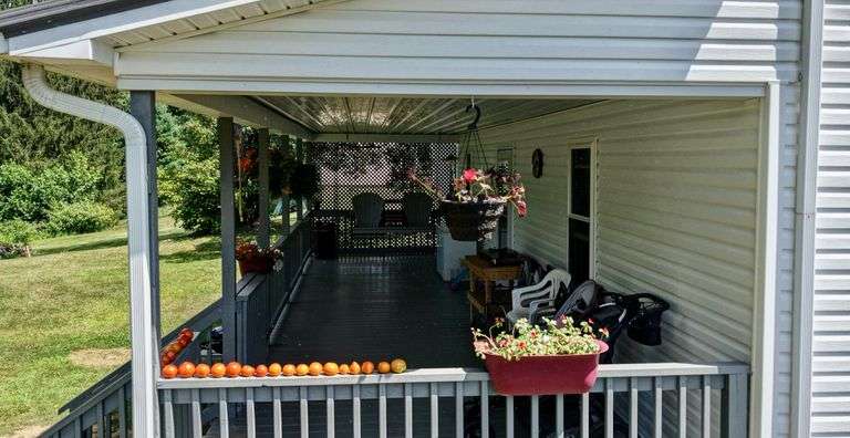 Spacious 6 Bedroom Home & Barn