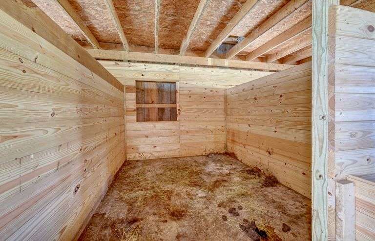 Spacious 6 Bedroom Home & Barn