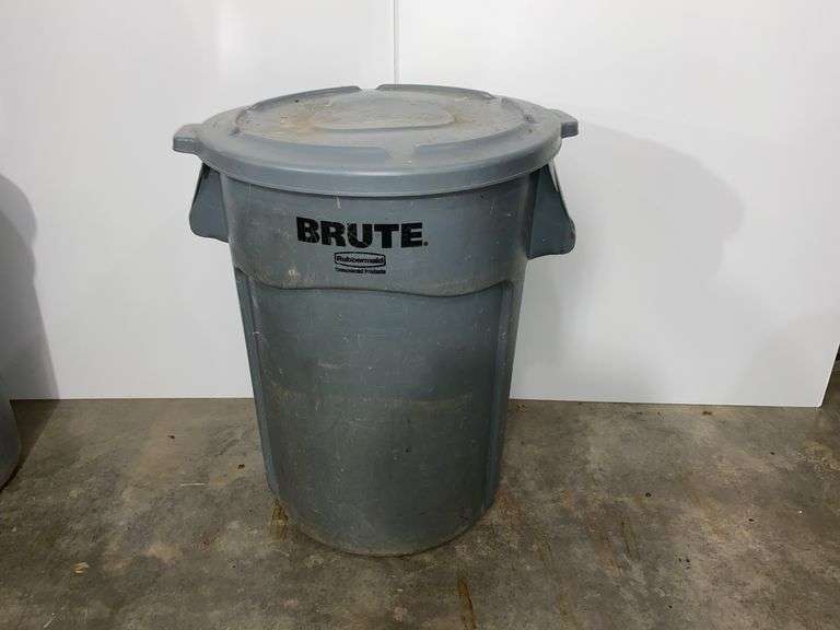 44 Gallon , Brute Trash Barrel With Lid