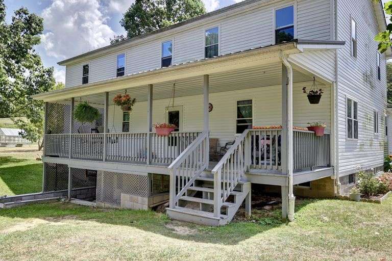 Spacious 6 Bedroom Home & Barn