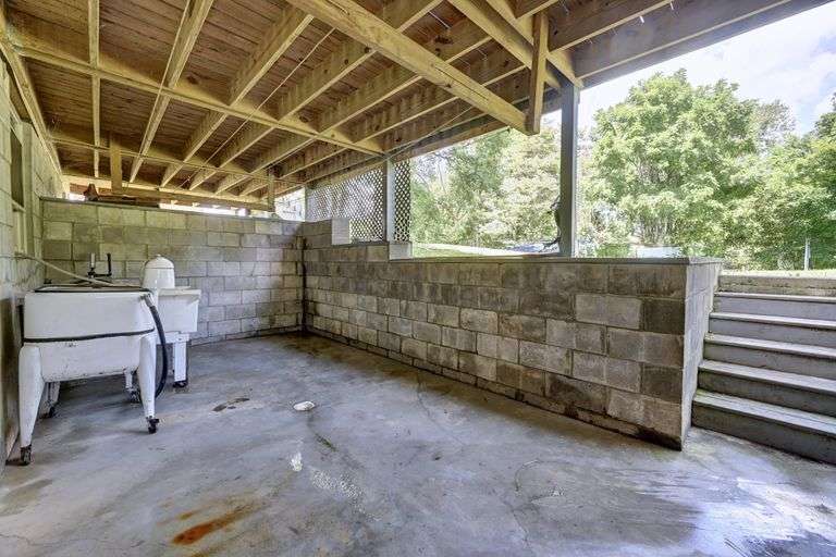 Spacious 6 Bedroom Home & Barn