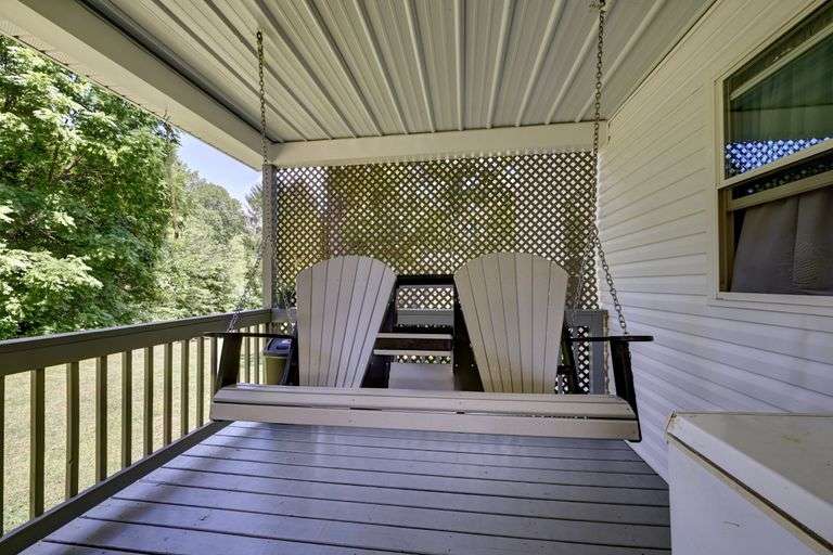 Spacious 6 Bedroom Home & Barn