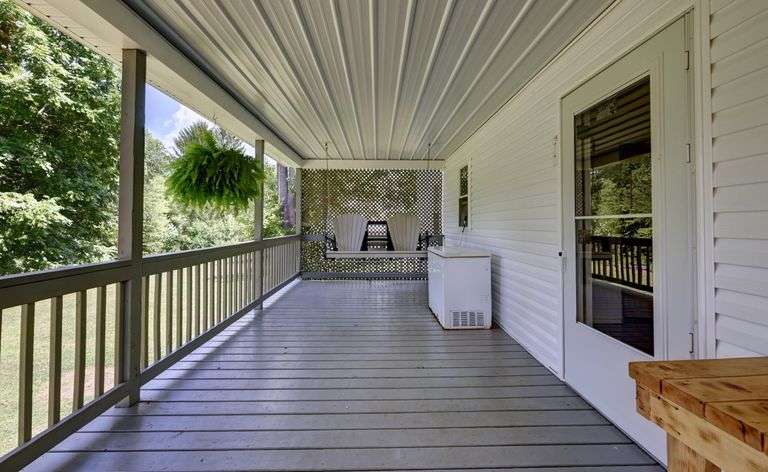 Spacious 6 Bedroom Home & Barn