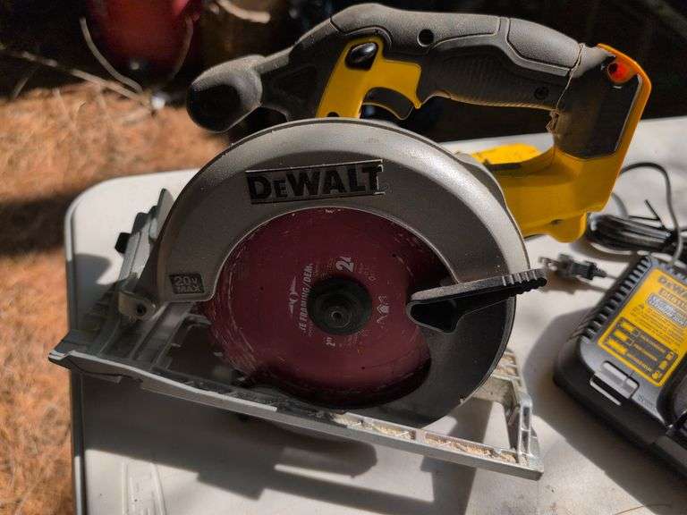 DeWalt 6.5" circular saw with battery and charger