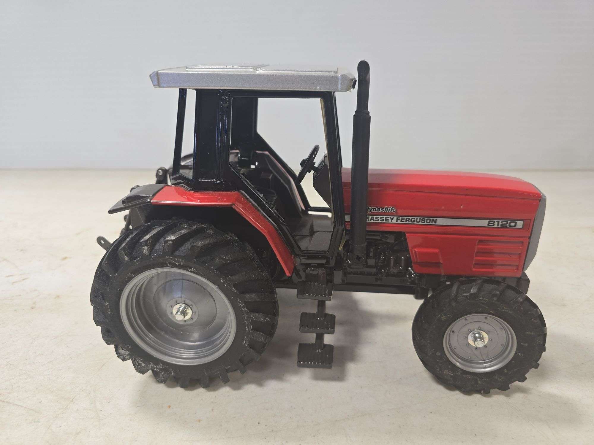 SCALE MODELS MASSEY FERGUSON 8120 DYNASHIFT 1/16 SCALE TOY TRACTOR