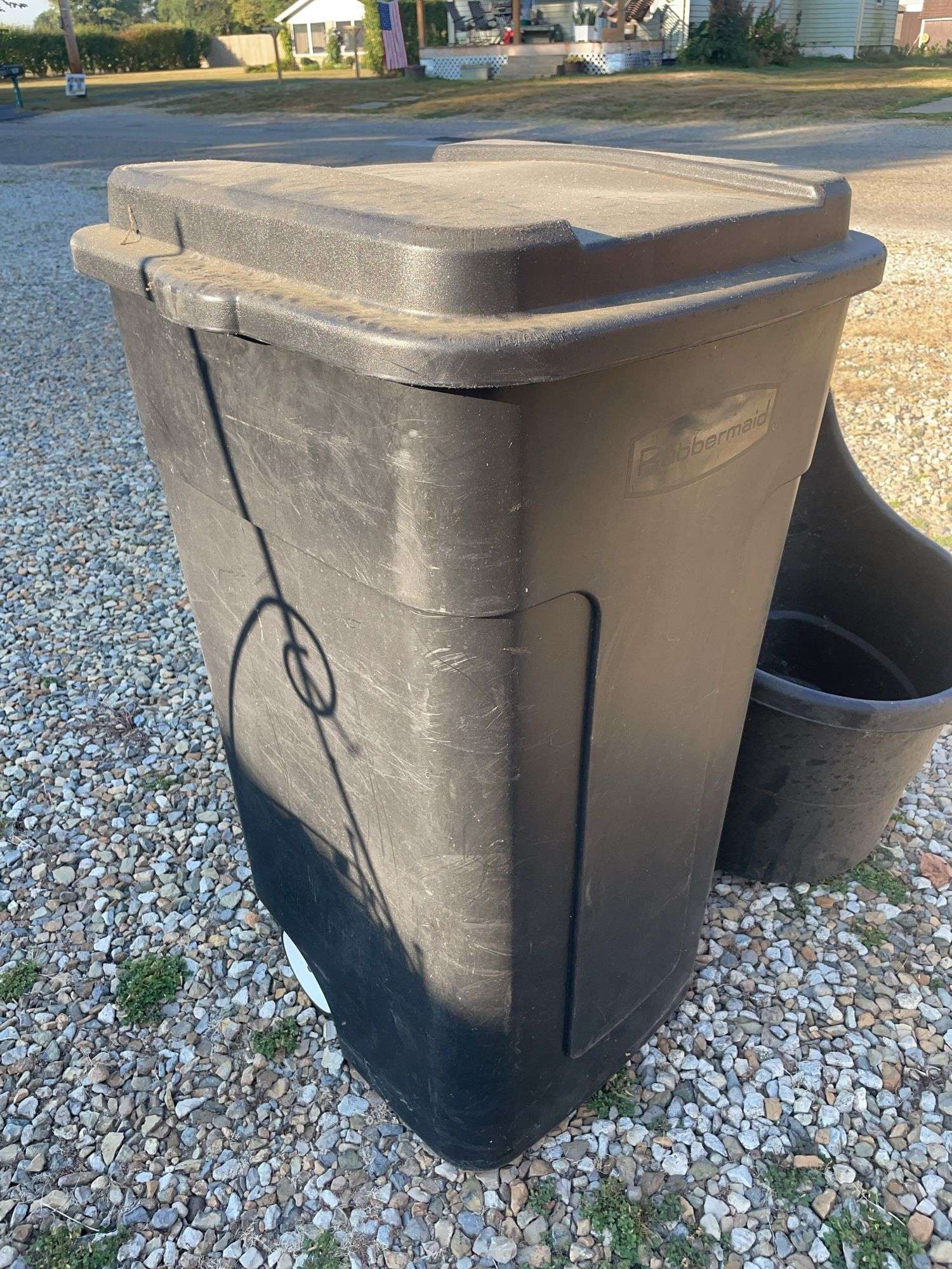 Rubbermaid trash can with yard cart