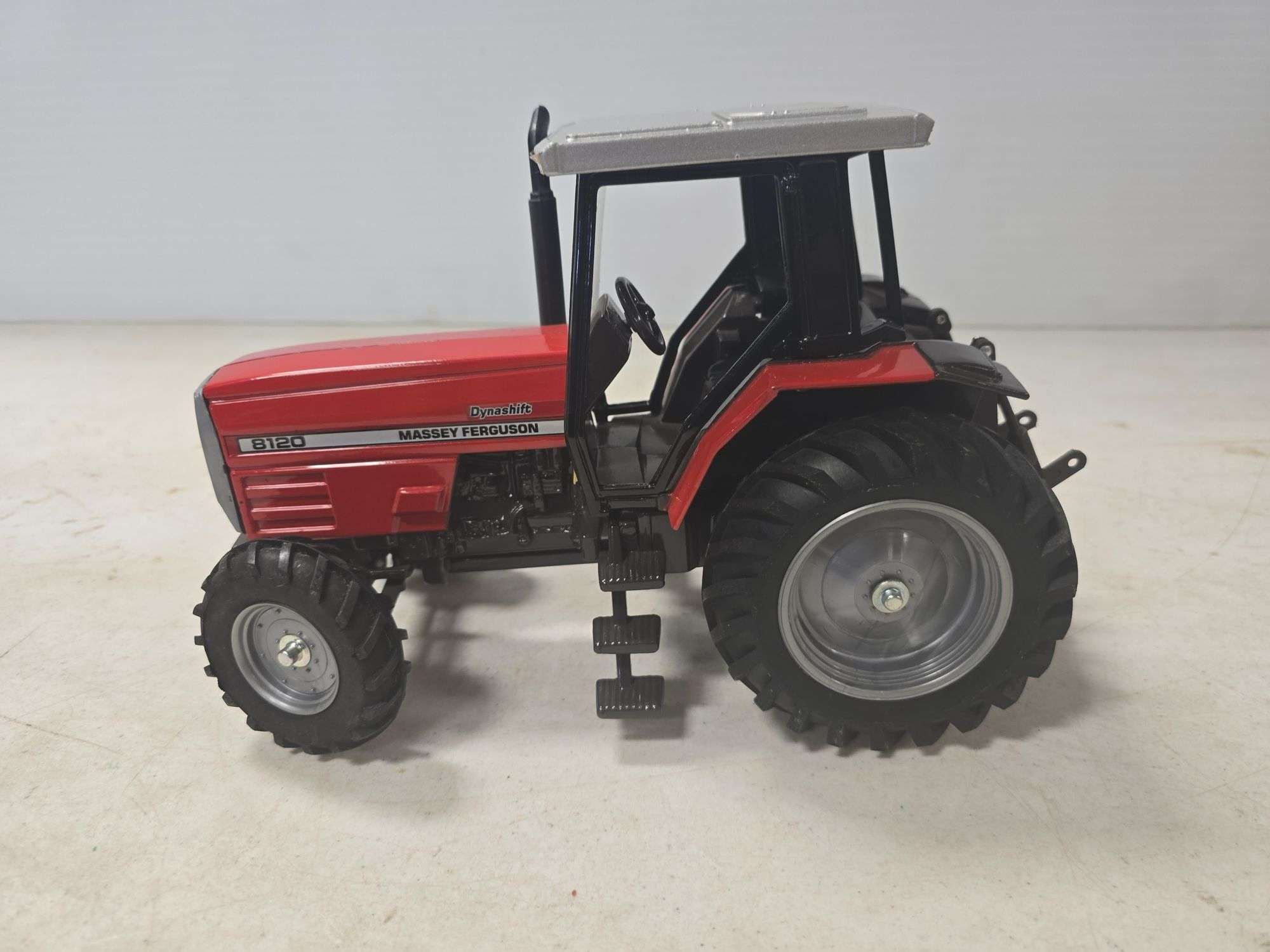 SCALE MODELS MASSEY FERGUSON 8120 DYNASHIFT 1/16 SCALE TOY TRACTOR