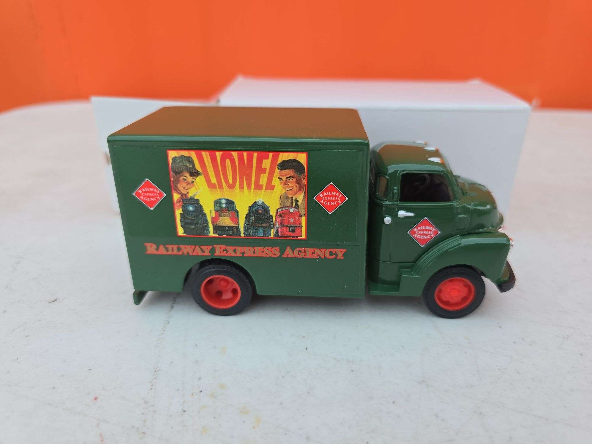 ERTL LIONEL DIE CAST BOX TRUCK NIB