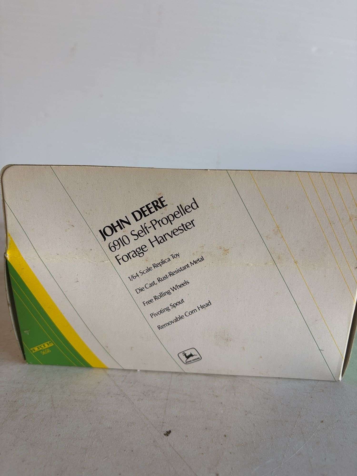 John Deere 6910 self-propelled forage harvester - 1/64 scale