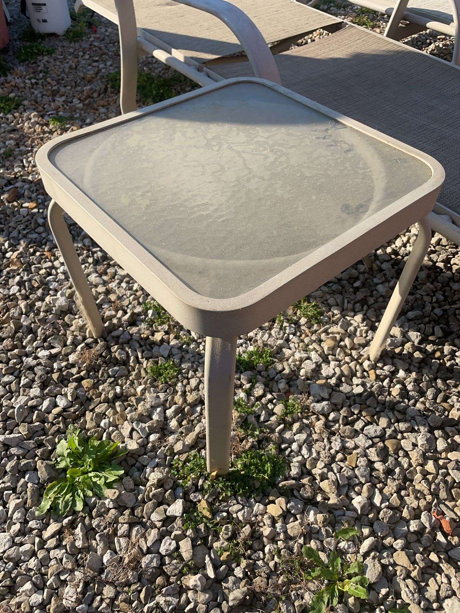 (2) lounge chairs with side table