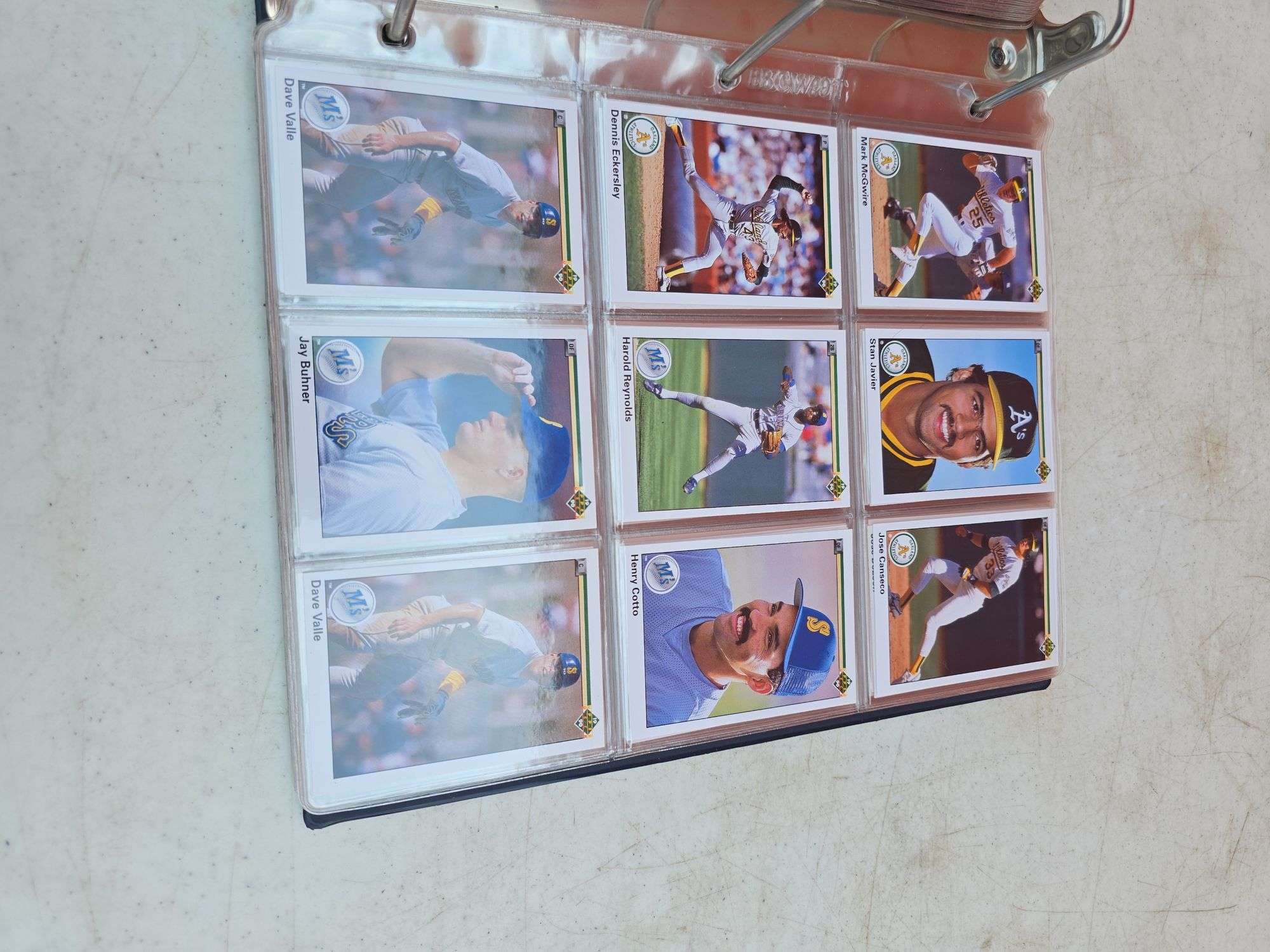 BINDER WITH BASEBALL CARDS