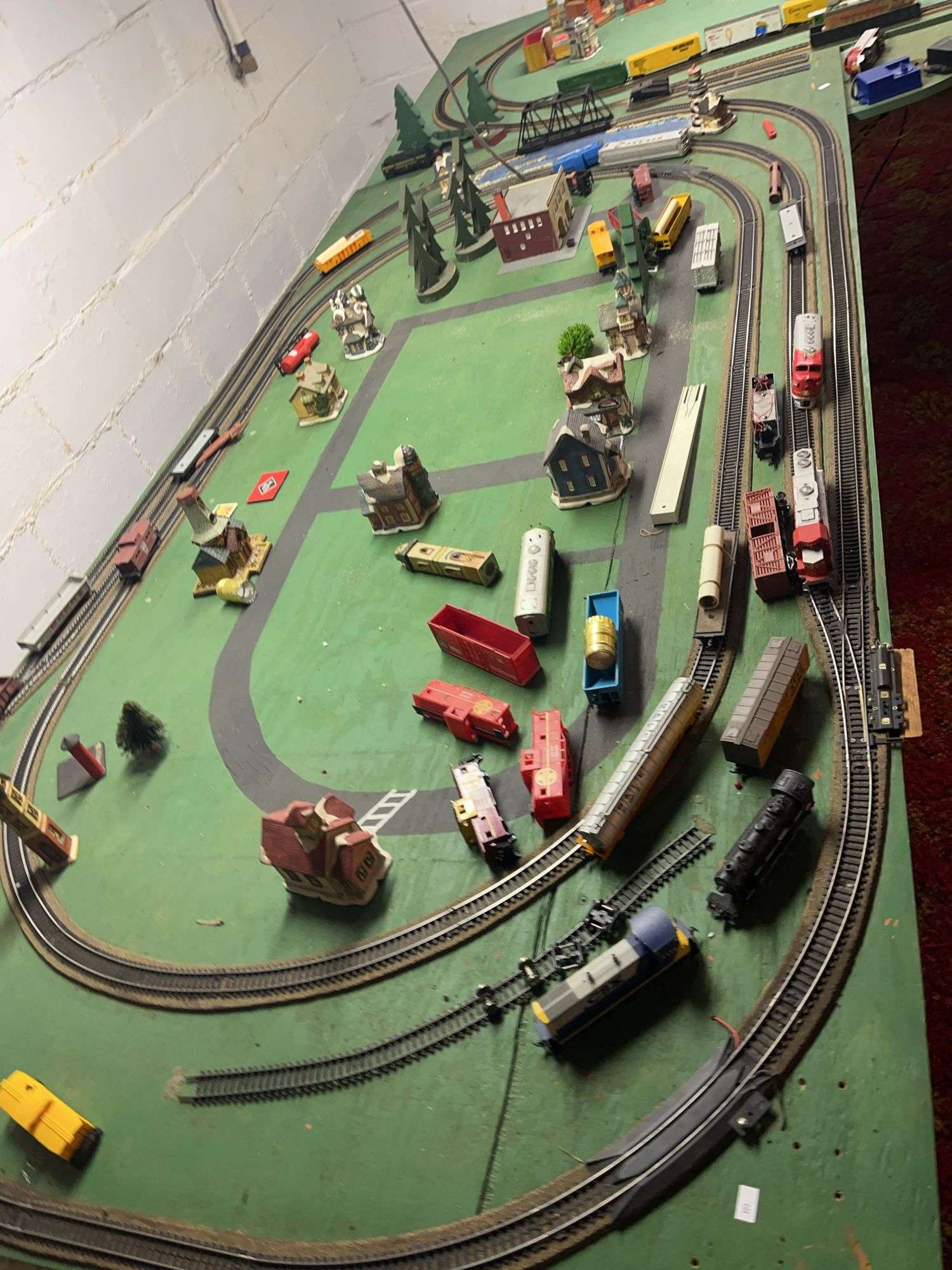 Real Train Set Entire train set and tables - Kaufman Realty & Auctions